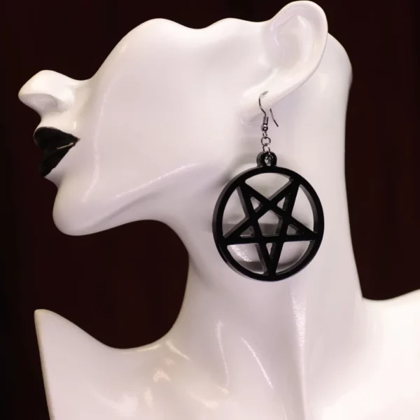 Boucles d'oreilles grand pentacle noir inversé.