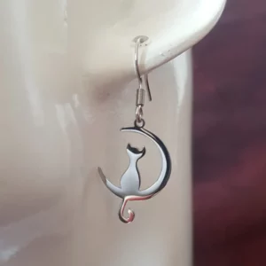 Boucles d'oreilles chat posé sur une lune