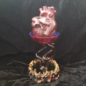 Ce vase décoratif gothique coeur humain est une pièce unique faite main en France. Matériaux: résine et verre. Hauteur de 24,5 centimètres.