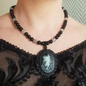 Ce superbe collier de perles féerie gothique romantique se compose d'agate noire et veiné, le tout relevé d'un pendentif camée représentant une fée.