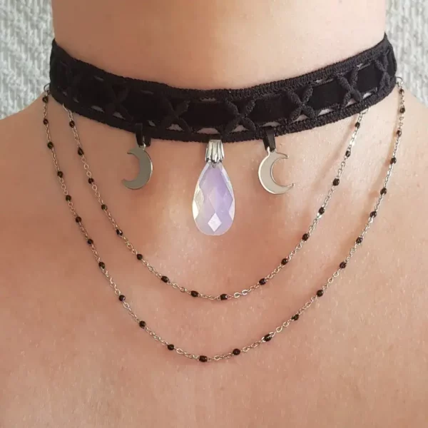 Ce collier ras de cou lune et opale de style witchy met en avant lune et opale naturelle, le tout monté sur un choker en velours et dentelle noire.