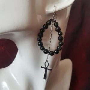 Ces boucles d'oreilles croix de Ankh en jade et obsidienne allient perles naturelles et acier inoxydable, relevé par le symbole d'éternité égyptien.