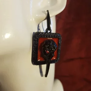 Boucles d'oreilles crâne de corbeau noir, avec un touche de rouge sang et une perle en verre assortie. Parfaite pour un style gothique assumé!