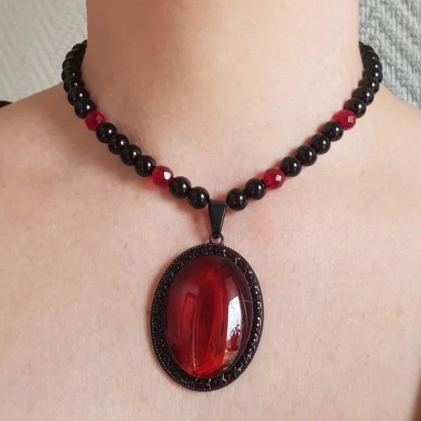 collier de perles gothique rouge et noir.1