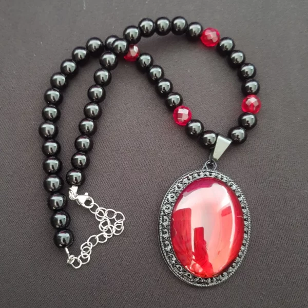 collier de perles gothique rouge et noir.2