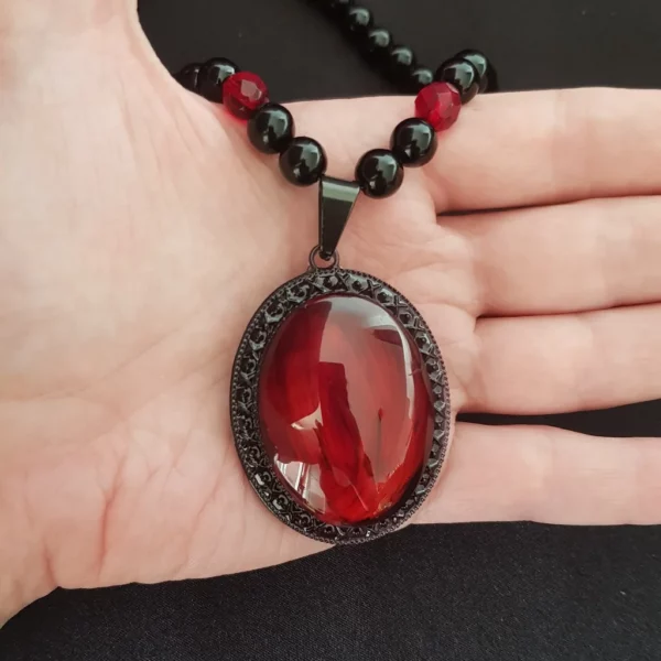 collier de perles gothique rouge et noir.3