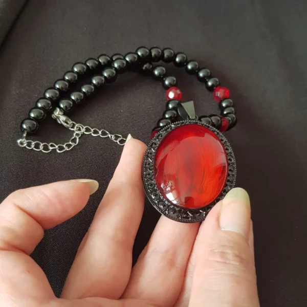 collier de perles gothique rouge et noir.4