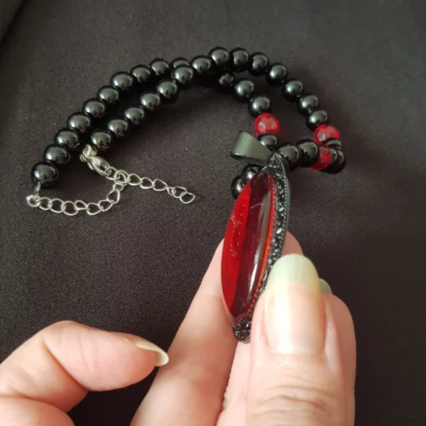 collier de perles gothique rouge et noir.5