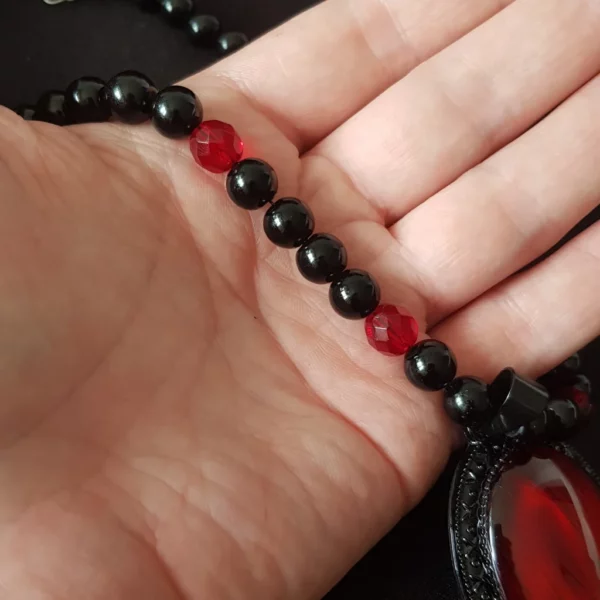 collier de perles gothique rouge et noir.6