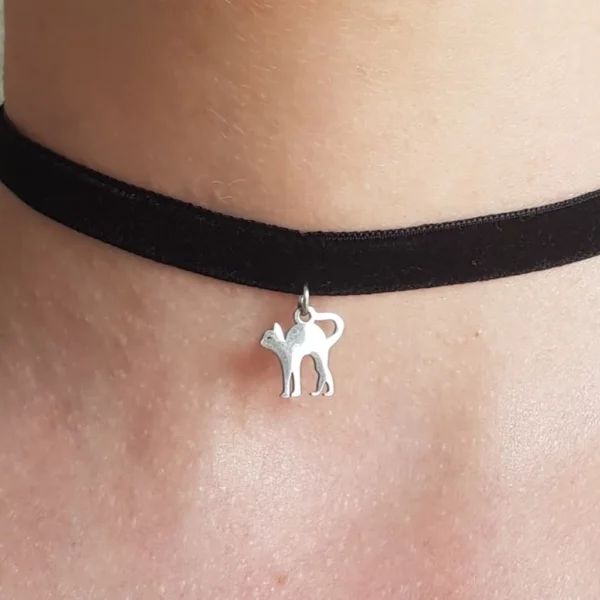 Finesse est le maître mot de collier ras de cou chat de sorcière, avec son joli pendentif en acier inoxydable. Longueur de 31cm, personnalisable sur demande.