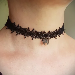 Tout en délicatesse, ce collier choker araignée en dentelle noire habillera votre cou de sa discrète mais adorable petite créature à 8 pattes.