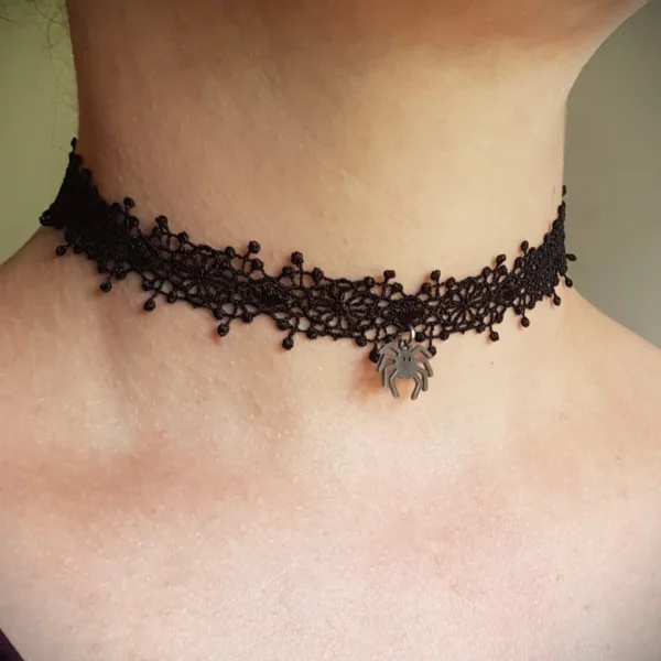 Tout en délicatesse, ce collier choker araignée en dentelle noire habillera votre cou de sa discrète mais adorable petite créature à 8 pattes.