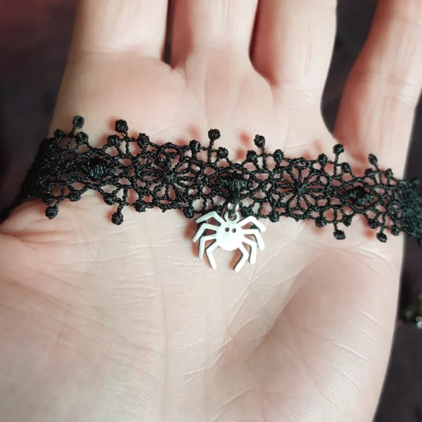 Collier choker araignée en dentelle noire – Image 2