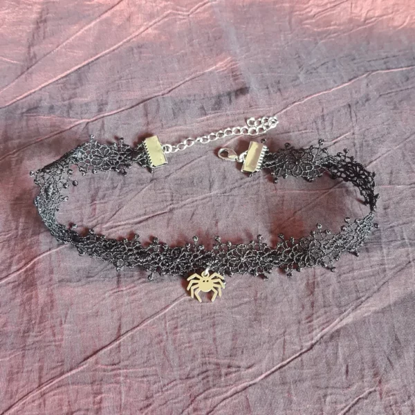 collier choker araignee en dentelle noire.3