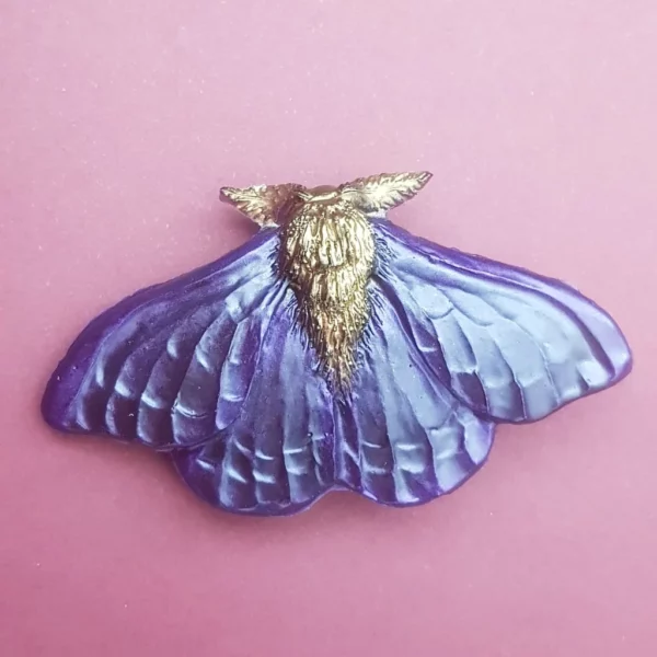 Broche gothique grand papillon de nuit, couleur violet et doré.