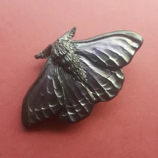 Broche gothique grand papillon de nuit, couleur noir et violet.