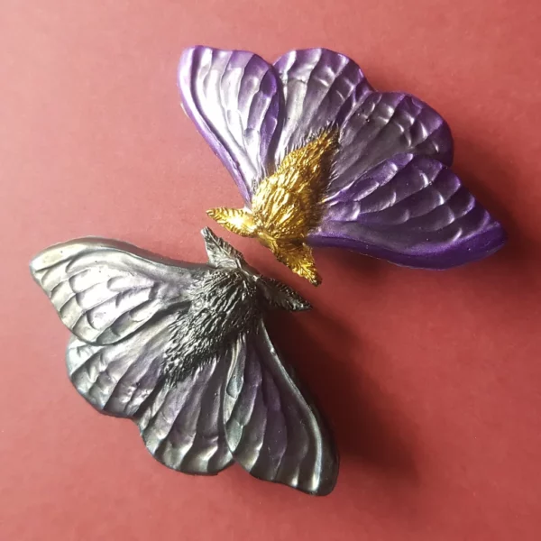 Cette broche gothique grand papillon de nuit sera du plus bel effet pour accessoiriser avec légèreté toutes vos envies. Enfin un insecte de nuit qui vous accompagnera même la journée!